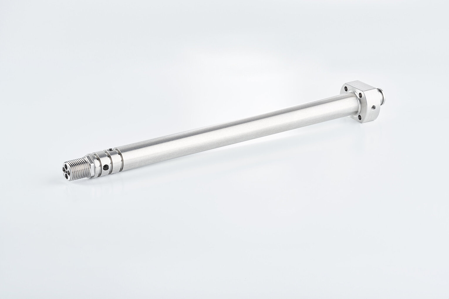 Nahaufnahme einer Edelstahlschraube mit zylindrischem Schaft und Gewindeende auf weißem Hintergrund